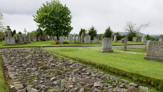 © Crown Copyright HES
New Kilpatrick Cemetery, the walls stone base. Rough cobbles in a rectangle surrounded by grass. Grave stones lie beyond it.
Reconstruction of Bearsden Camp with the wall stretching out to New Kilpatrick. © Crown Copyright HES
New Kilpatrick Cemetery, the walls stone base. Rough cobbles in a rectangle surrounded by grass. Grave stones lie beyond it.
Reconstruction of Bearsden Camp with the wall stretching out to New Kilpatrick.