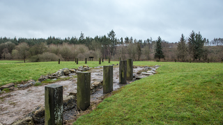 © Marcin Klimek
Kinneil fortlet, a rectangle of low stone kerbing and modern wooden marker posts surrounded by grass, trees, and sky beyond. © Marcin Klimek
Kinneil fortlet, a rectangle of low stone kerbing and modern wooden marker posts surrounded by grass, trees, and sky beyond.