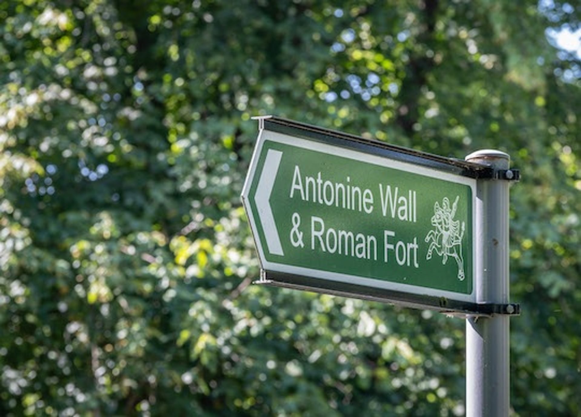 © Rediscovering the Antonine Wall
A green finger sign with the words ‘Antonine Wall and Roman Fort’ written on it and the Antonine Wall logo in white. © Rediscovering the Antonine Wall
A green finger sign with the words ‘Antonine Wall and Roman Fort’ written on it and the Antonine Wall logo in white.