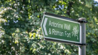 © Rediscovering the Antonine Wall
A green finger sign with the words ‘Antonine Wall and Roman Fort’ written on it and the Antonine Wall logo in white. © Rediscovering the Antonine Wall
A green finger sign with the words ‘Antonine Wall and Roman Fort’ written on it and the Antonine Wall logo in white.