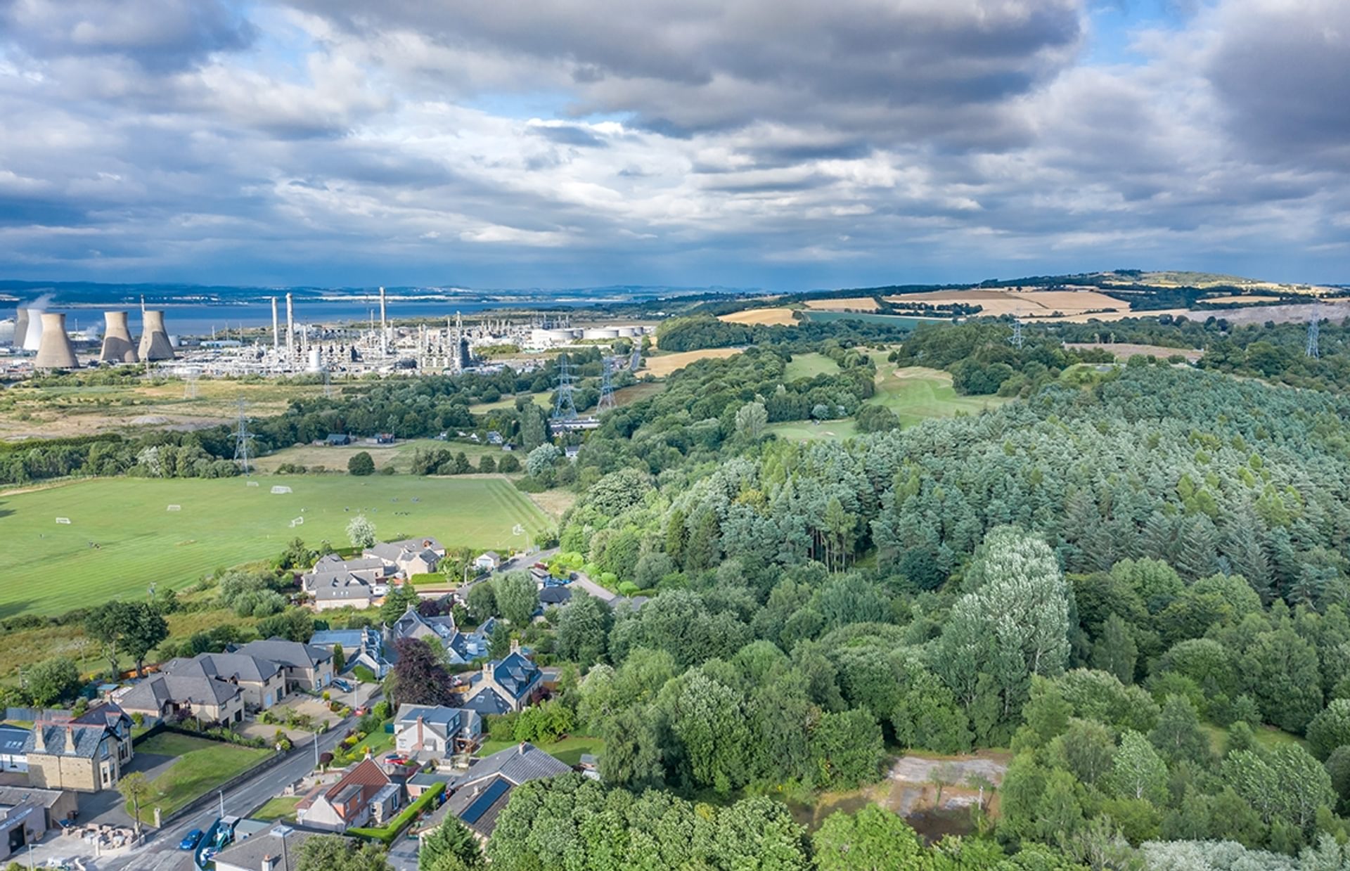 © Rediscovering the Antonine Wall
Inveravon Fort or annexe site. Woods to the right with fields, houses, and Grangemouth to the left. The Forth estuary beyond. © Rediscovering the Antonine Wall
Inveravon Fort or annexe site. Woods to the right with fields, houses, and Grangemouth to the left. The Forth estuary beyond.