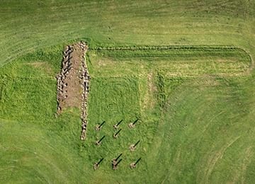 © Rediscovering the Antonine Wall Project
Kinneil fortlet seen from above. The grass around the remains is short, the site boundary marked with short wooden posts. © Rediscovering the Antonine Wall Project
Kinneil fortlet seen from above. The grass around the remains is short, the site boundary marked with short wooden posts.